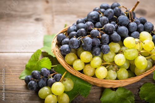 Slika na platnu Fresh grapes in the basket