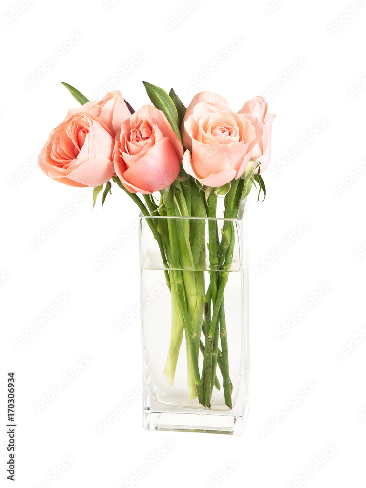 Fototapeta premium Ramo de rosas en un florero sobre un fondo blanco aislado. Vista de frente