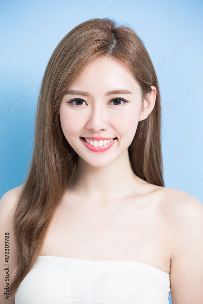 Fototapeta premium beauty woman smile happily
