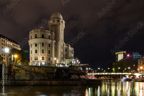 Urania Sternwarte in Wien am Donaukanal bei Nacht