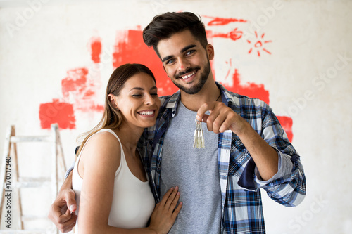 Obraz na plátně Couple holding key of there new house