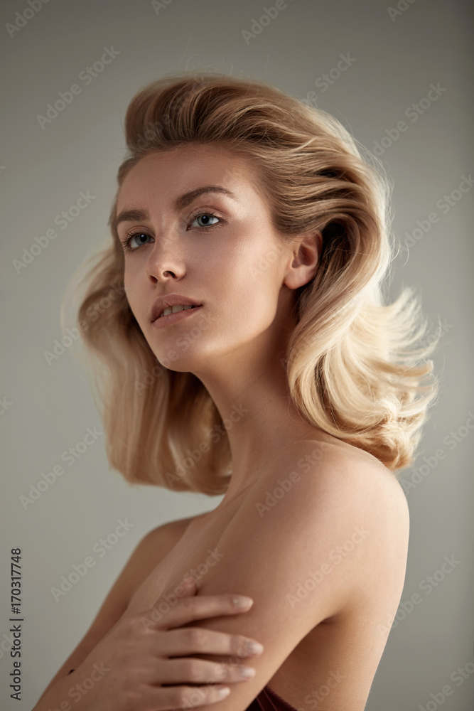 Fototapeta premium Bardzo młoda blondynka - portret w stylu glamour