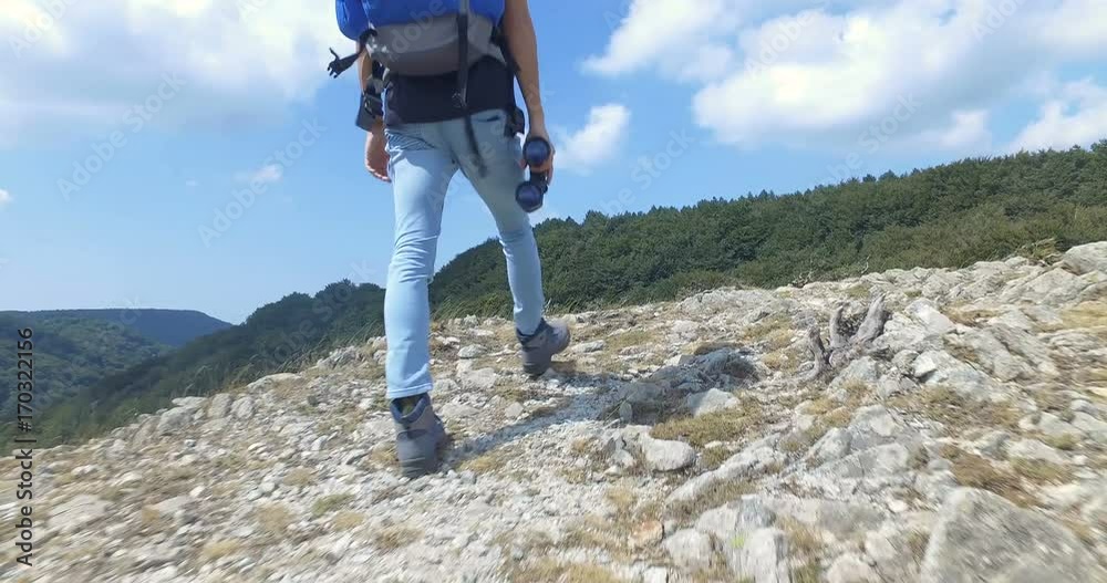 Esploratore sta scalando una montagna