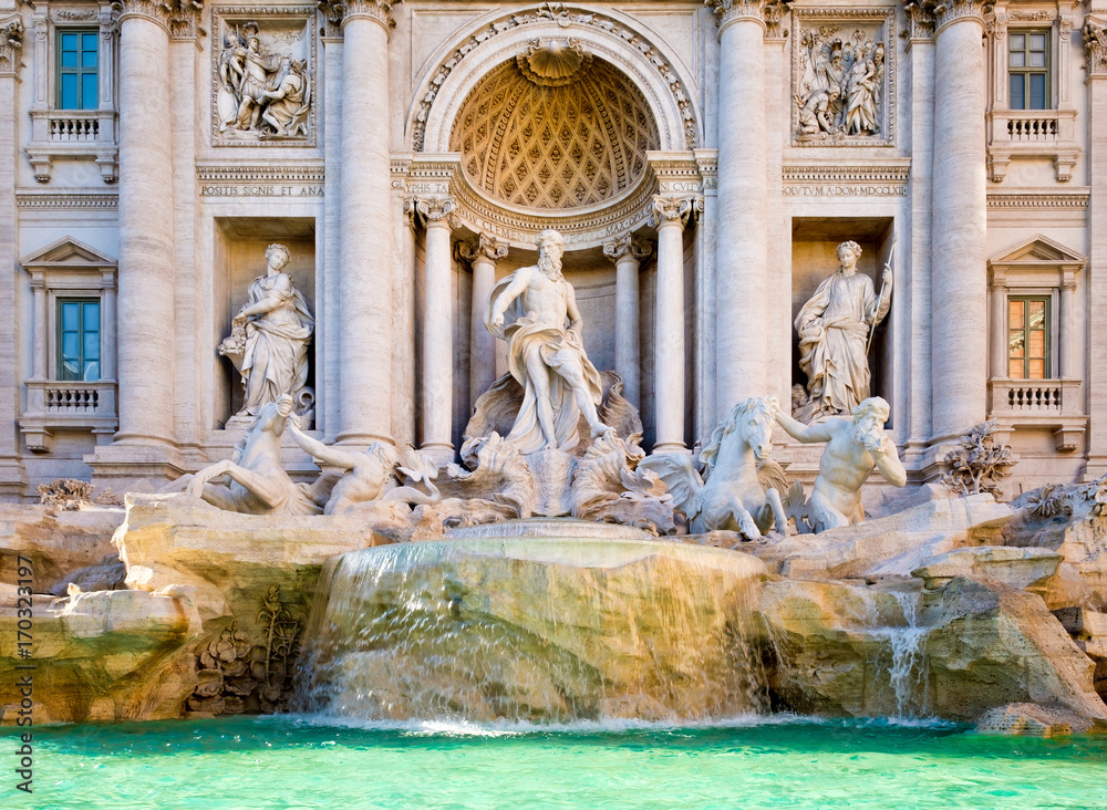 Fototapeta premium Słynny Fontana di Trevi w centrum Rzymu