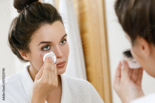 Billede på lærred Removing makeup with a cotton pad