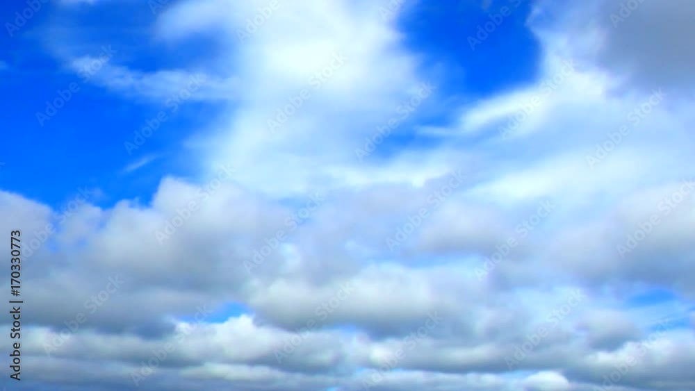 Blauer Himmel und weisse Wolken  mit Kamera Schwenk gefilmt