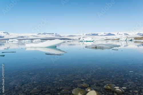Icebergs flotando en la laguna glaciar Jökulsárlón (Islandia)
