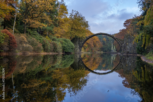 Fototapeta Naklejka Na Ścianę i Meble -  Devil's bridge in Kromlau in autumn coat