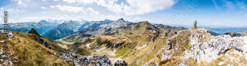 Alpenpanorama Wallis mit Steinpyramide, Alpen im Valais, la Brinta, von Vercorin nach Grimnetz, Eifischtal, Schweiz 
