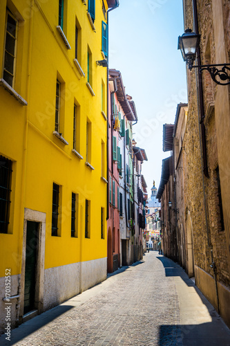 Une ruelle d Italie en   t   avec des couleurs chaudes
