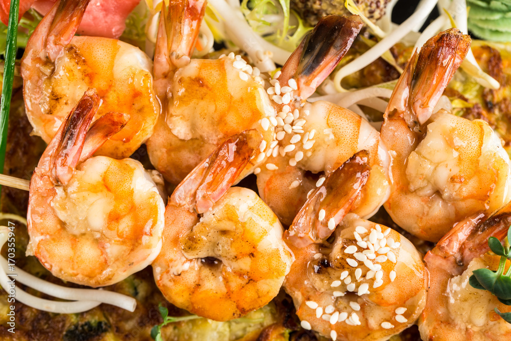 Shrimp skewers on vegetable omelette Shrimp skewers on vegetable omelette