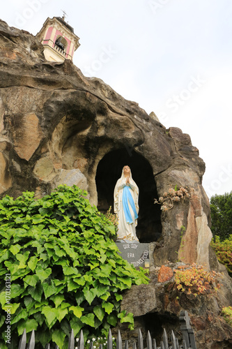 Grotte de Lourdes. Eglise Saint-Georges. Cannero Riviera. Italie. / Lourdes Grotto. St. George Church. Cannero Riviera. Italy... photo