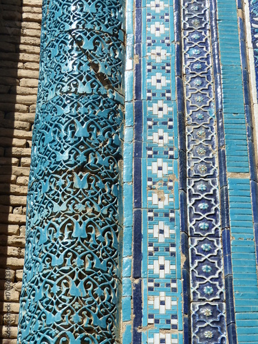Dettaglio di un muro di maioliche turchesi dell'arte islamica a Samarcanda in  Uzbekistan. photo