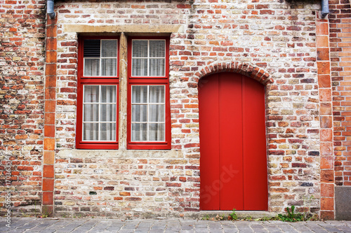 Fototapeta Naklejka Na Ścianę i Meble -  Red door and window