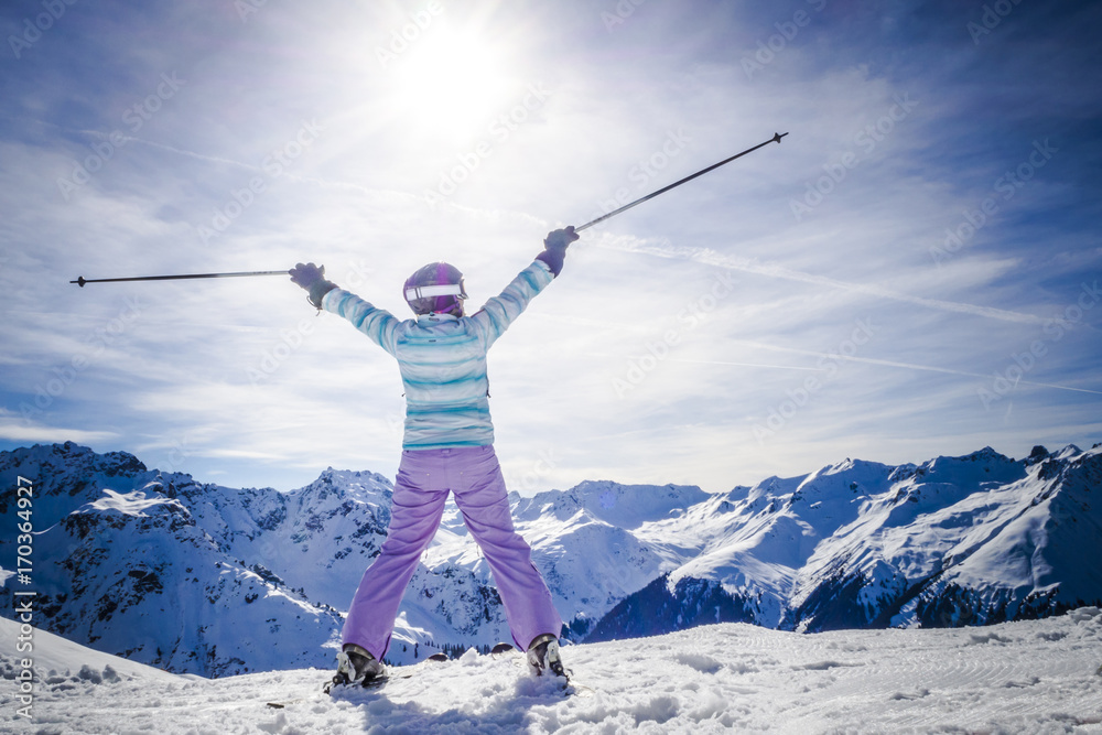 Silhouette Portrait Frau lachend beim Skifahren