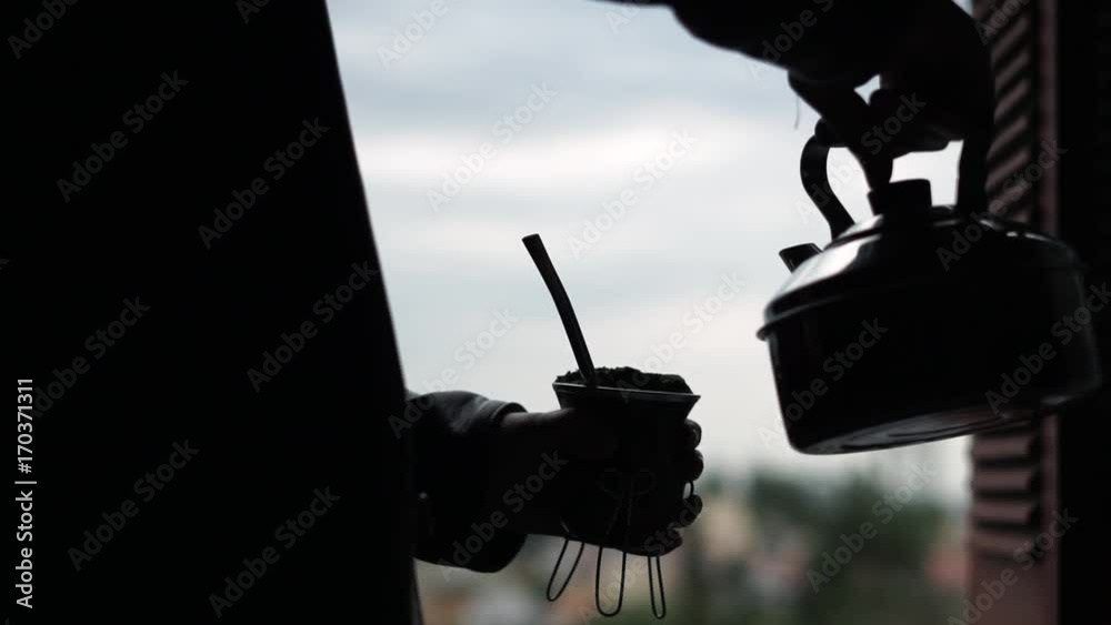 Homem gaúcho servindo chimarrão (mate amargo) para comemorar a Semana Farroupilha.