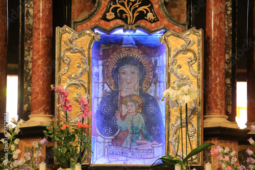 Vierge à l'Enfant. Sanctuaire de Notre-Dame du Sang. Re. Italie. / Virgin and Child. Shrine of Our Lady of Blood. Re. Italy...