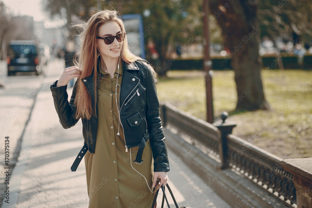 Fototapeta premium girl in city