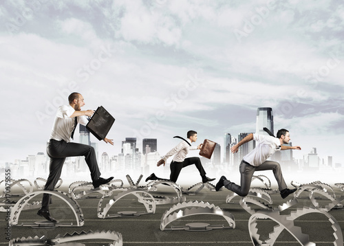 Obraz na płótnie Men run in a thousand difficulties