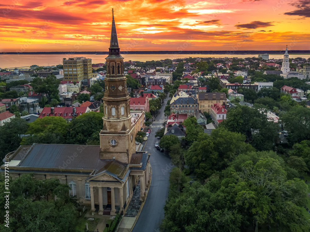 Naklejka premium Charleston z powietrza - wieża kościoła