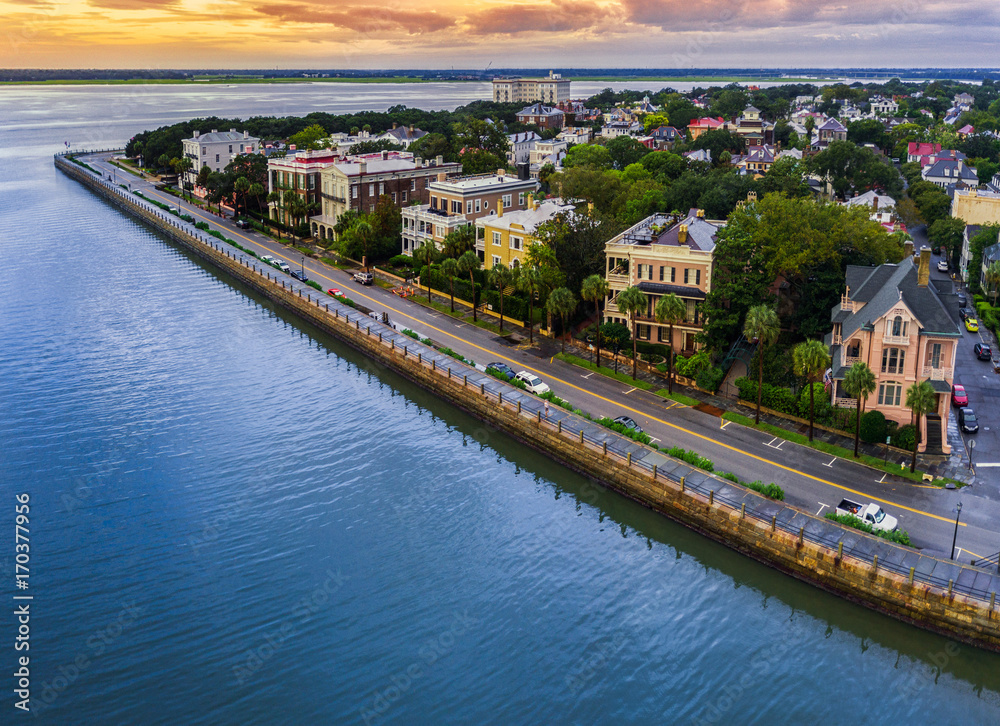 Fototapeta premium Charleston z powietrza - z błękitną wodą