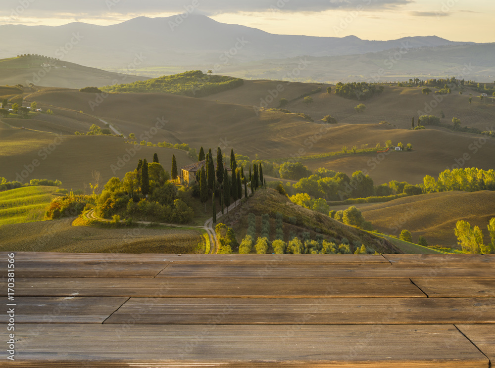 Fototapeta premium Drewniany stół,w tle klasyczny toskański krajobraz