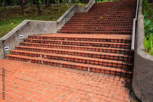 Fototapeta schody zewnętrzne w parku publicznym