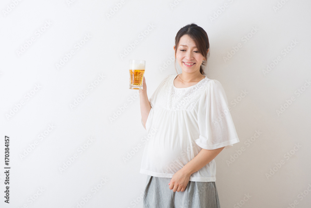 ビールを持つ妊婦さん ビールを持つ妊婦さん