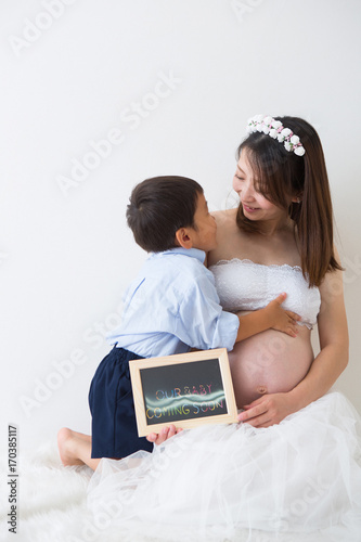 パネルを持つ男の子と妊婦さん