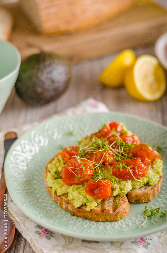 Avocado spread with tomatoes