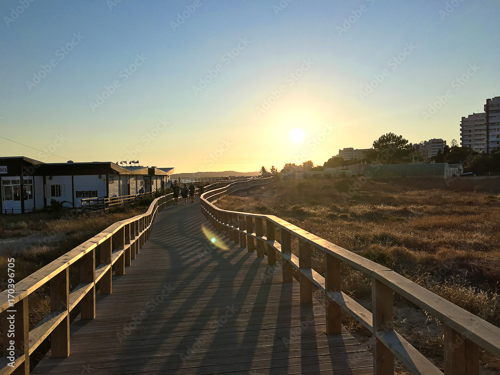 Promenade en bord de plage au coucher du soleil