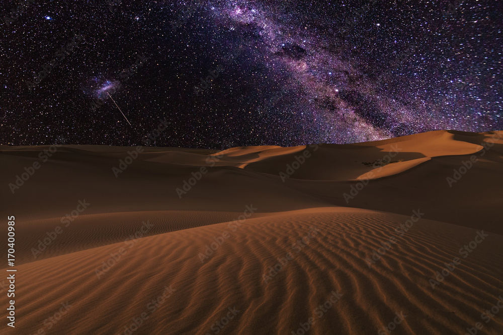 Fototapete mit Erstaunliche Aussichten auf die Wüste Sahara unter dem nächtlichen Sternenhimmel. #170400985