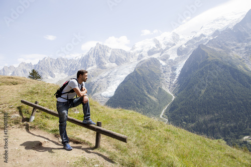 Randonneur observant le massif du Mont-Blanc