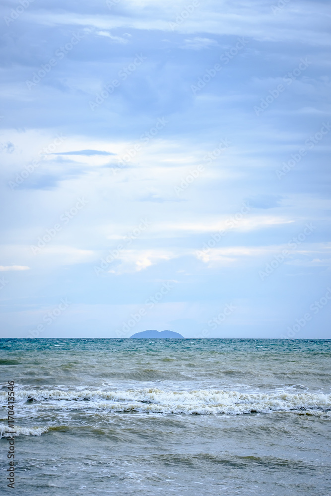 Obraz premium Rain cloud over the sea