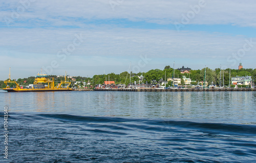 Färjelägret i Vaxholm där med färjetrafik och skärgårdbåtar är också känd för Vaxholsm Fästning photo