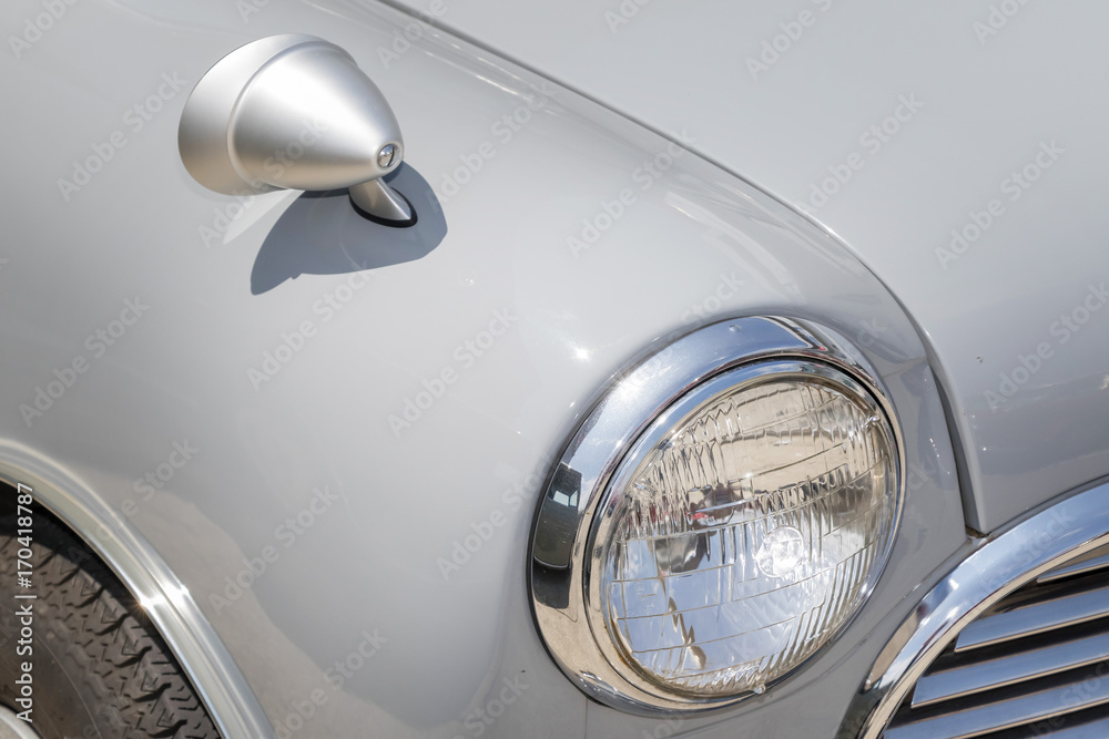 車のヘッドライト　Car rounded cute headlights