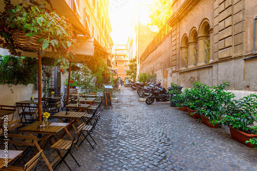 Fototapeta Wygodna stara ulica w Trastevere w Rzymie, Włochy