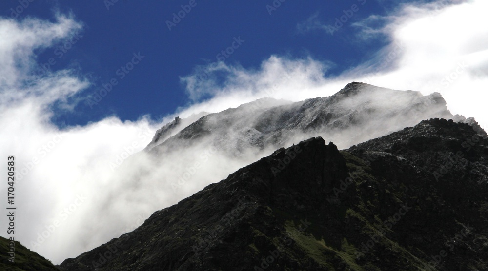 nuages enveloppant une montagne