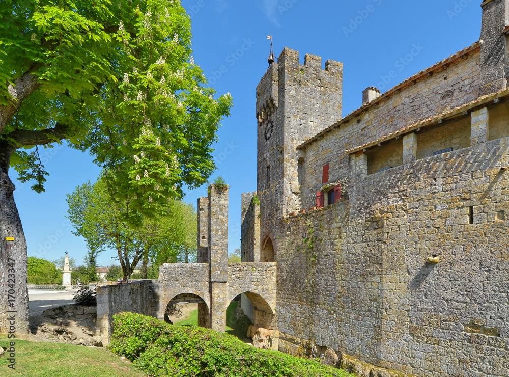 Obraz premium Larressingle, cité médiévale, l’ancien pont-levis et les remparts, Gers, France
