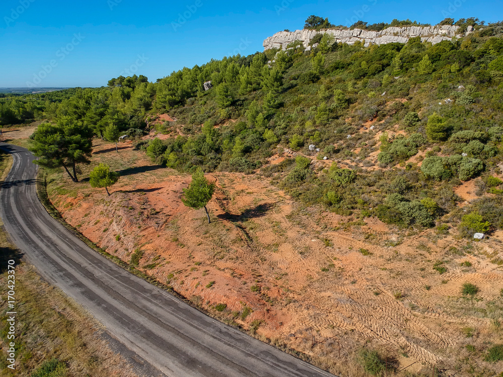 Route dans la garrigue, dans l'Hérault en Occitanie, France