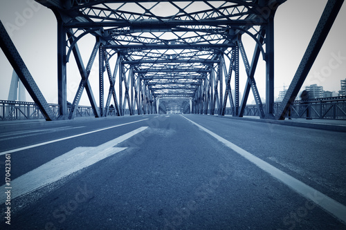 Fototapeta Naklejka Na Ścianę i Meble -  traffic through bridge with blur trail
