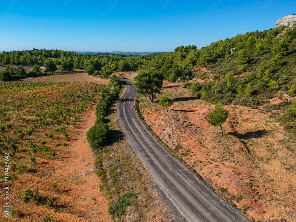 Route dans la garrigue, Hérault en Occitanie, France
