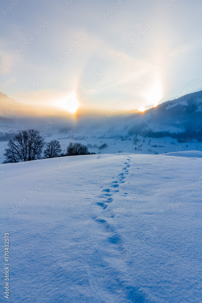 Winterlandschaft: Fußspuren und Sonnenaufgang Winterlandschaft: Fußspuren und Sonnenaufgang