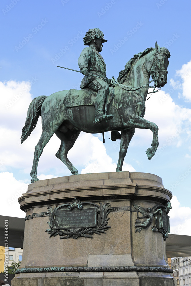 Fototapeta premium Wien, Reiterstandbild bei der Albertina 