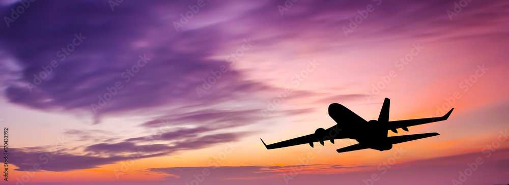 Fototapeta premium samolot pasażerski o zachodzie słońca