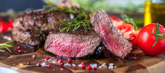 Fototapete Steakhouse Saftiges Rindersteak rustikal serviert  © karepa