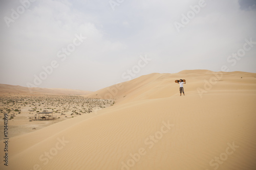Sandboard dans le désert
