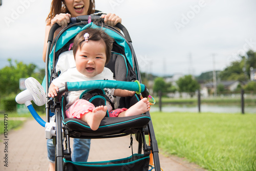 ベビーカーに乗って散歩する赤ちゃん