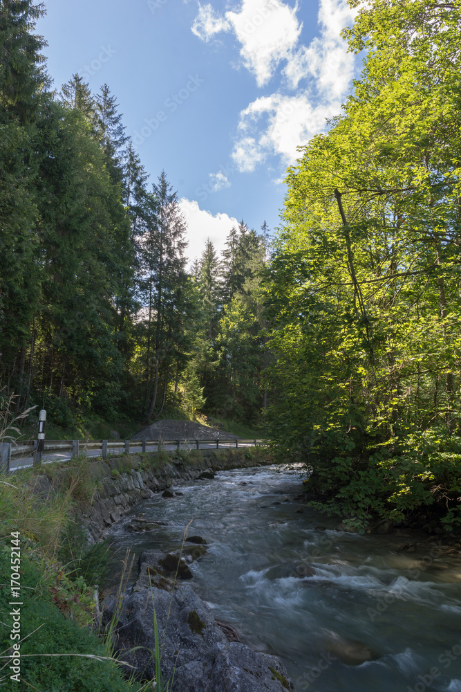 Fluss im Wals neben der Strasse Fluss im Wals neben der Strasse