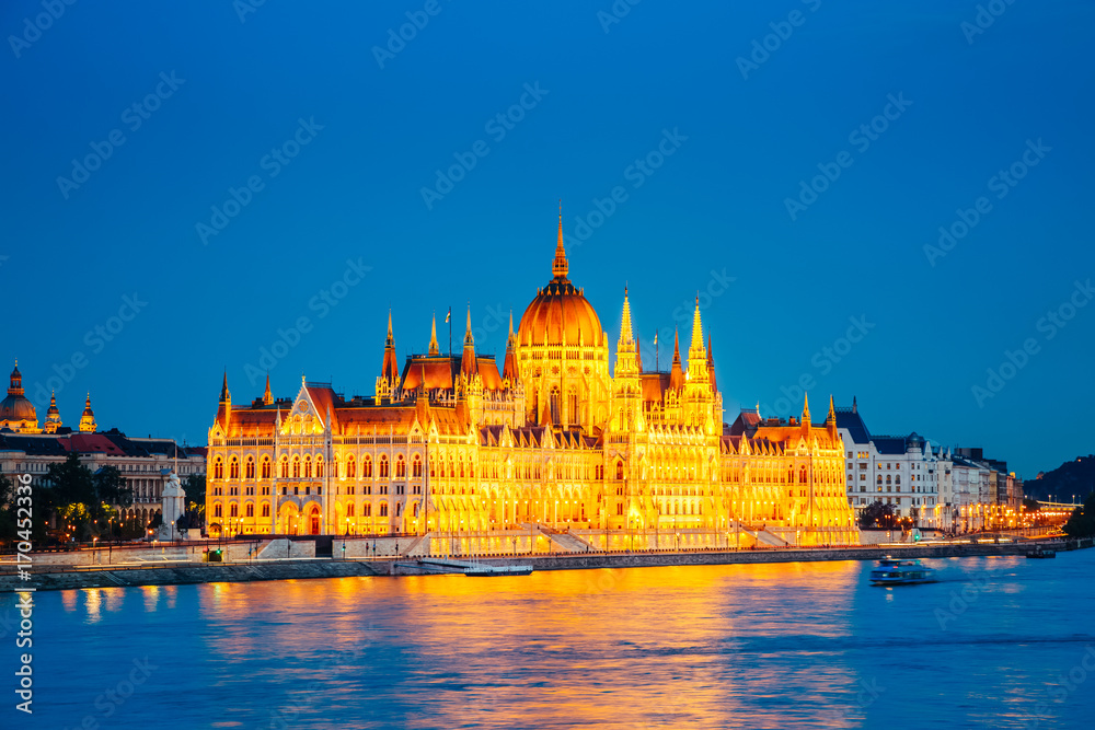 Obraz premium Evening view of Hungarian Parliament with Margit bridge. Famous place Budapest, Hungary, Europe.